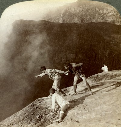 Ges genom svavelhaltiga ångor in i kraterdjupet, Aso-San, Japan, 1904 av Underwood and Underwood
