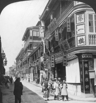 På gatan till tehusen, Shanghai, Kina, 1901. av Underwood and Underwood