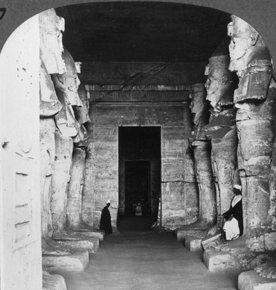 Interiör av det stenhuggna templet i Abu Simbel, Egypten, 1905. av Underwood and Underwood