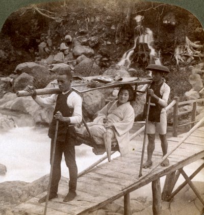 Japansk kvinna i en yamakago bergsstol som korsar den kraftiga Daiya-floden nära Nikko, Japan, av Underwood and Underwood
