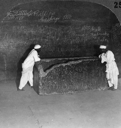 Khufus sarkofag, bruten av rövare, i den stora pyramiden, Egypten, 1905. av Underwood and Underwood