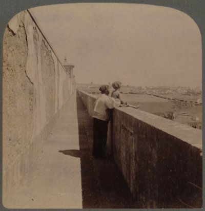 Lång promenad längs den gamla akvedukten - 1729-49 - försörjer staden med vatten, Lissabon, Portugal, 1902. av Underwood and Underwood