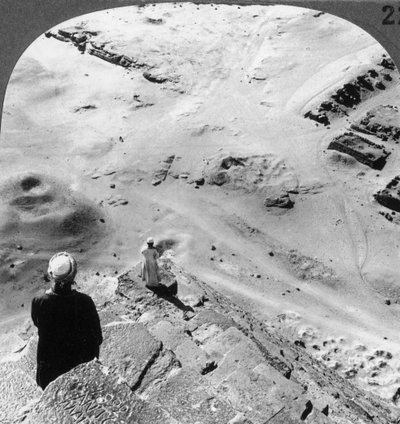 Tittar ner i det sydvästra hörnet av den stora pyramiden, Egypten, 1905. av Underwood and Underwood