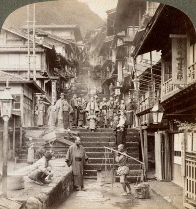 Huvudgatan uppför den branta sidan av berget Haruna vid en berömd by med varma källor, Ikao, Japan, 1904. av Underwood and Underwood