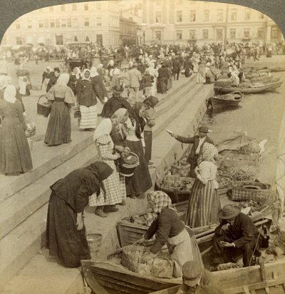 Market Boats, Helsingfors, Finland. av Underwood and Underwood