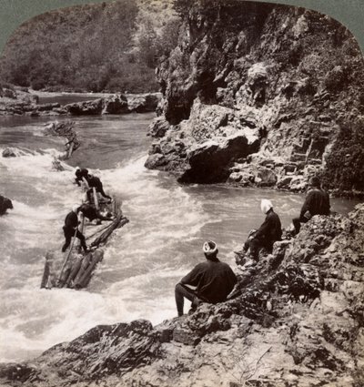 Män på en timmerflotte som skjuter Hozu Rapids på Katsurafloden, Kyoto, Japan, 1904 av Underwood and Underwood