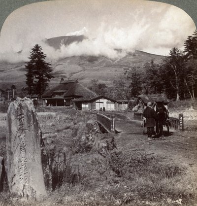 Mount Asama Asamayama, Japans största aktiva vulkan, nordväst från Katsukake, 1904. av Underwood and Underwood