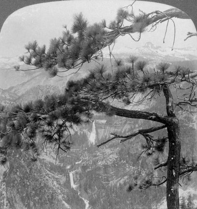 Nevada Falls, Vernal Falls och Liberty Cap, Yosemite Valley, Kalifornien, USA, 1902 av Underwood and Underwood