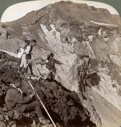 Tittar från den lavabeklädda kanten ner i Fujis Fujiyamas krater, Japan, 1904. av Underwood and Underwood