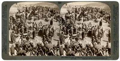 Människor som kom upp till Jerusalem för att offra, utanför den östra muren, 1900. av Underwood and Underwood