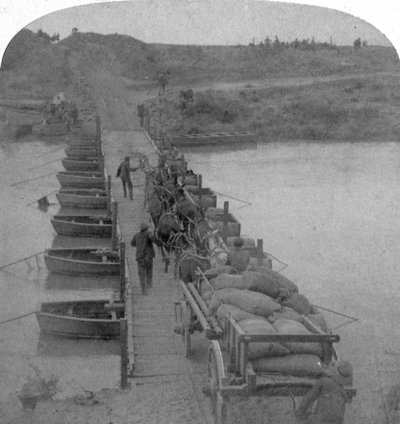 Pontonbro över Modderfloden, Boerkriget, Sydafrika, 1900. av Underwood and Underwood