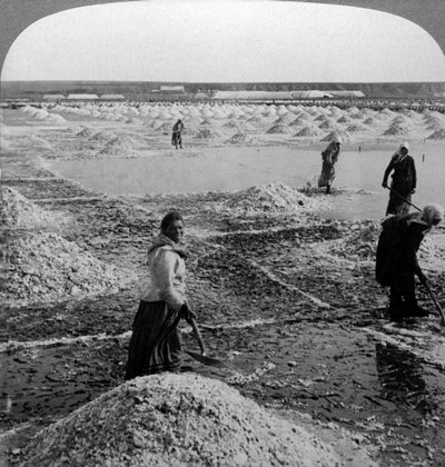 Reservoar efter avdunstning, vänder upp saltfälten, Solinen, Ryssland. av Underwood and Underwood