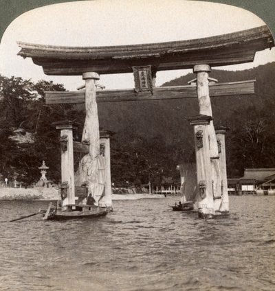 Helig torii-port som reser sig från havet, Itsukushima-helgedomen, Miyajima Island, Japan, 1904 av Underwood and Underwood