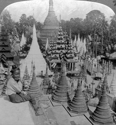 Shwedagon Pagoda, Rangoon, Burma, c1900-talet. av Underwood and Underwood