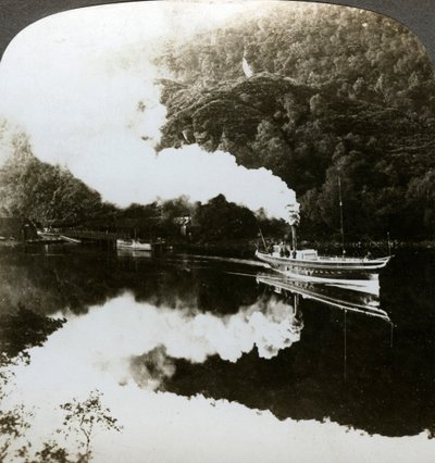 Ånga yacht på Loch Katrine, Skottland. av Underwood and Underwood