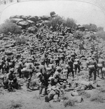 Stormningen av boerkopjen av Suffolks vid Colesberg, Sydafrika, boerkriget, 1900. av Underwood and Underwood