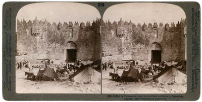 Damaskusporten, den norra ingången till Jerusalem, Palestina, 1896. av Underwood and Underwood