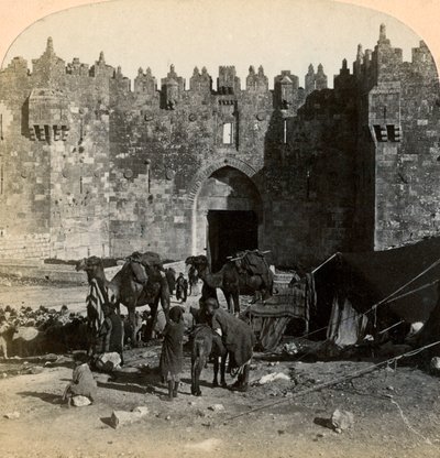Damaskusporten, den norra ingången till Jerusalem, Palestina, 1899. av Underwood and Underwood