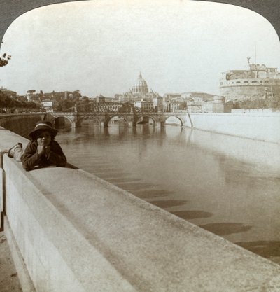 Floden Tibern, Castel Sant Angelo och Peterskyrkan, Rom, Italien. av Underwood and Underwood