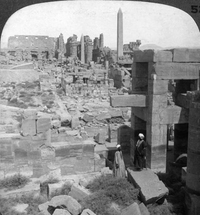 Hela längden av det gigantiska templet i Karnak, Thebe, Egypten, 1905. av Underwood and Underwood