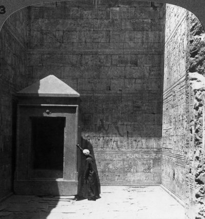 Det allra heligaste och helgedom för den gudomliga bilden, Edfutemplet, Egypten, 1905. av Underwood and Underwood
