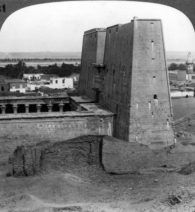 Pylonen och gården till Horus tempel i Edfu, Egypten, 1900. av Underwood and Underwood