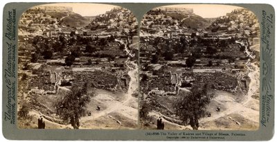 Kedrondalen och byn Siloam, utanför muren i Jerusalem, Palestina, 1896. av Underwood and Underwood