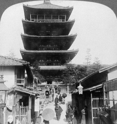 Den västra sidan av den fem våningar höga Yasaka-pagoden, Kyoto, Japan, 1904. av Underwood and Underwood