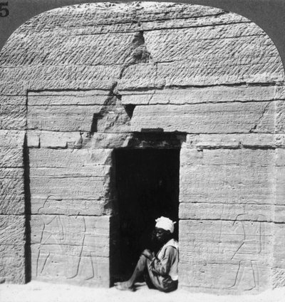 Tomb of Harkhuf, en gränsbaron under pyramidbyggarnas dagar, Assuan Aswan, Egypten, 1905. av Underwood and Underwood