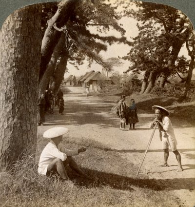 Resenärer vilar under tallarna vid Suzukawa, den gamla postvägen från Tokyo till Kyoto, Japan, 1904. av Underwood and Underwood