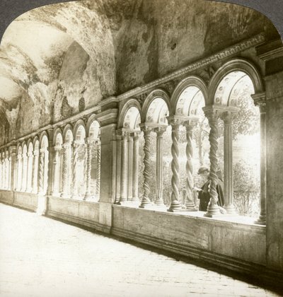 Vridna kolonner i klostret, Basilica of St Paul utanför murarna, Rom, Italien. av Underwood and Underwood