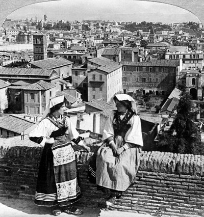 Två kvinnor i traditionell dräkt i Rom, Italien. av Underwood and Underwood