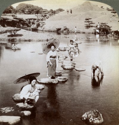 Kvinnor som korsar sjön på trappstenar, Suizen-ji Garden, Kumamoto, Japan, 1904. av Underwood and Underwood