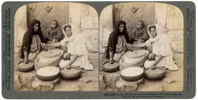 Kvinnor som maler vid bruket, Palestina, 1900. av Underwood and Underwood
