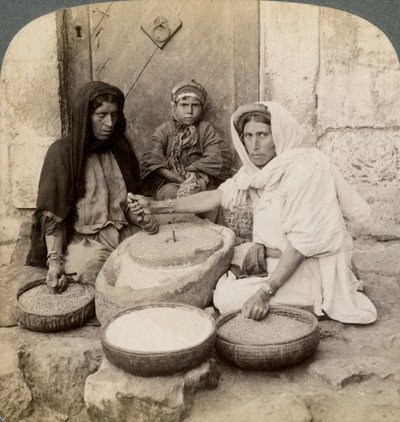 Kvinnor som maler vid bruket, Palestina, 1900. av Underwood and Underwood