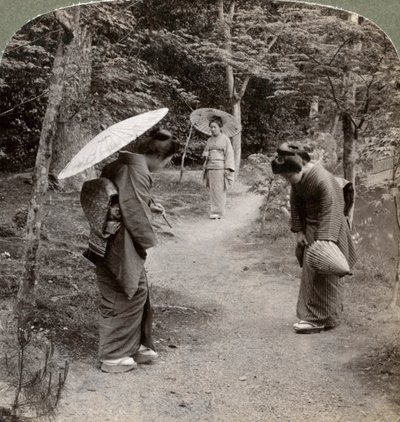 Kvinnor i Kinkaku-ji-templets trädgård, Kyoto, Japan, 1904. av Underwood and Underwood