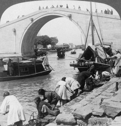 Woo Men Bridge och Grand Imperial Canal, Soo-chow Suzhou, Kina, 1900. av Underwood and Underwood