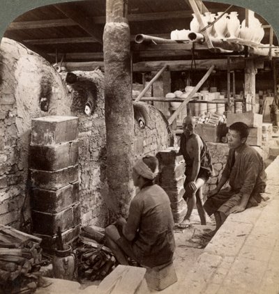 Arbetare tittar på ugnar fulla av Awata-porslin, Kinkosan-verk, Kyoto, Japan, 1904 av Underwood and Underwood
