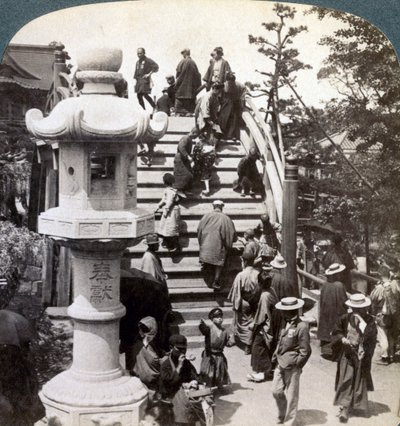 Tillbedjare som korsar den halvcirkelformade bron till Kameido-templet bortom, tittar norrut, Tokyo, Japan, av Underwood and Underwood