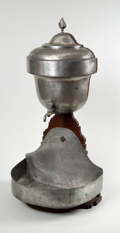 Väggcistern med handfat av Unidentified Maker