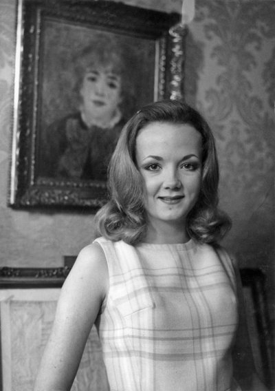 Catherine Hiegel framför duken av Renoir At Home French från La Comedie Francaise efter att ha undertecknat sitt kontrakt för rollen som piga den 30 januari 1969 av Unknown