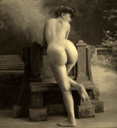 Naken kvinna, ca 1900 (sepiafoto) av Unknown