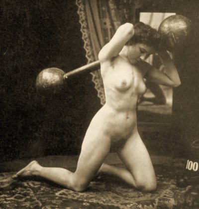 Naken kvinna tränar med en klotstång, ca 1900 (sepiafoto) av Unknown