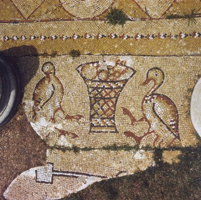 Libanon, del av en bysantinsk mosaik bland ruinerna av Beit Meri. av Unknown