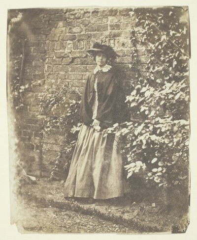 Mrs. Craik lutad mot vägg och buskar av Unknown