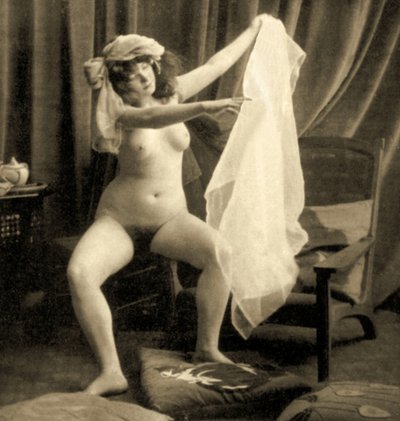 Sittande hona Naken med turban och slöja, ca 1900 (sepiafoto) av Unknown