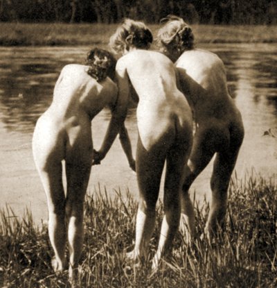 Three Graces , a Female Naken Trio, ca 1900 (sepiafoto) av Unknown