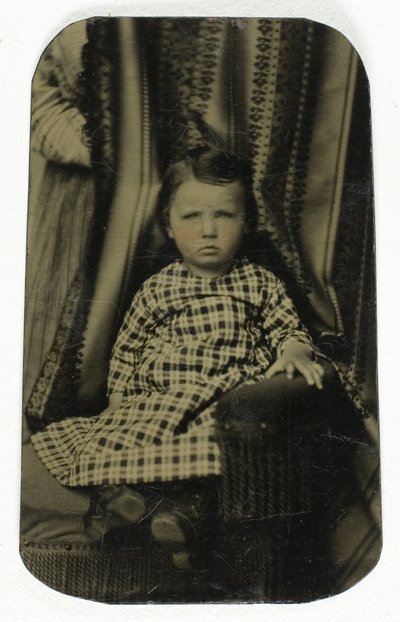 Utan titel (Porträtt av sittande flicka) av Unknown