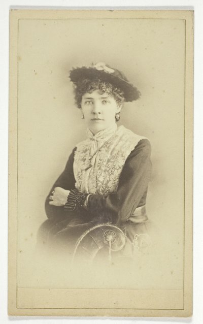 Utan titel (Porträtt av kvinna med hatt) av Unknown