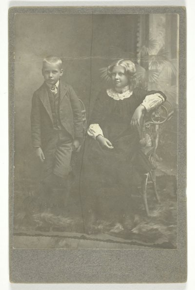 Namnlös (pojke och flicka) av Unknown